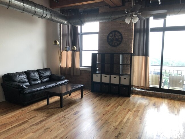 Building Photo - 1250 W Van Buren St