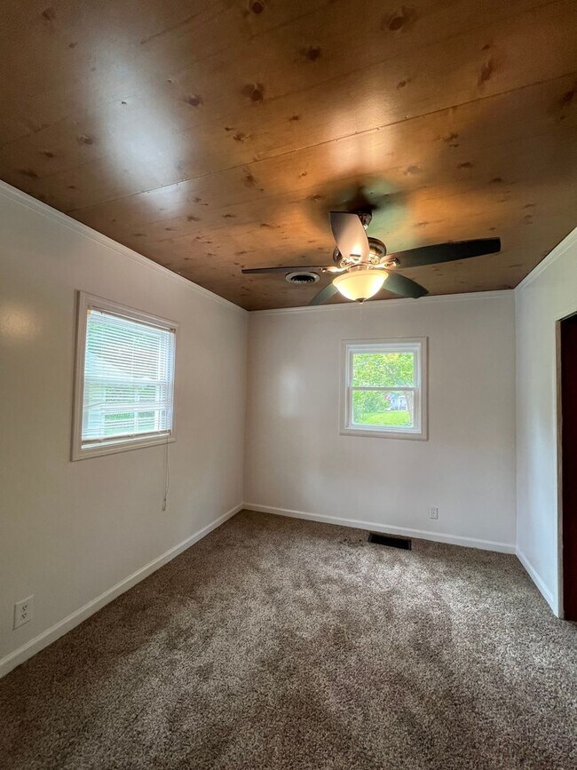 Foto del edificio - Welcome to this charming 2 bedroom, 1 bathroom house located in Peoria, IL.