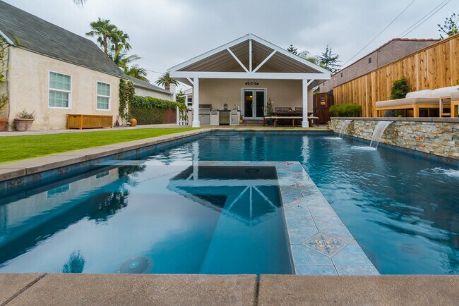 Foto del edificio - Charming 3 Bedroom 2 Bathroom Wilshire Vista Home with Bonus Room, Resort-Style Backyard and Heat...