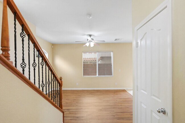 Building Photo - Northwest 3 Bedroom 2.5 Bath Home In Gated...