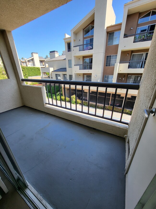 Building Photo - 5550 Owensmouth Ave