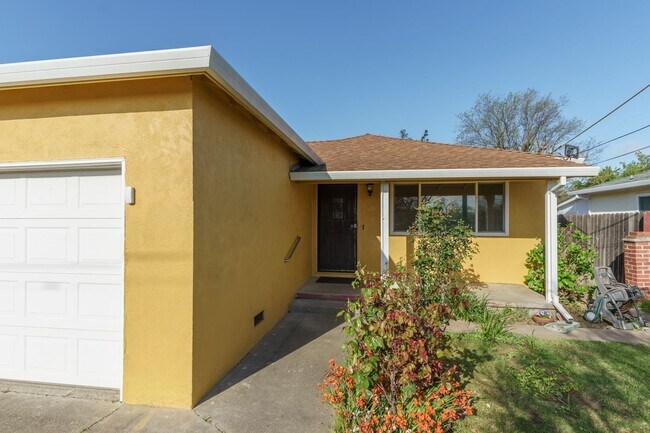 Building Photo - Three Bedroom One Bathroom Home