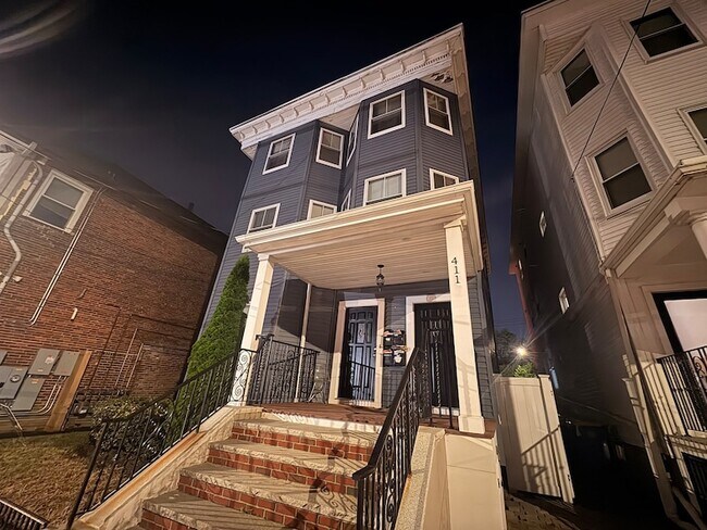 Building Photo - 411 Shirley St