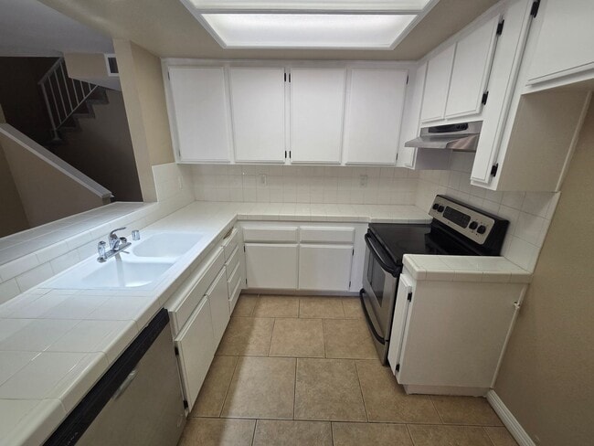 Building Photo - Large 3 Bedroom 2 Bath Townhouse