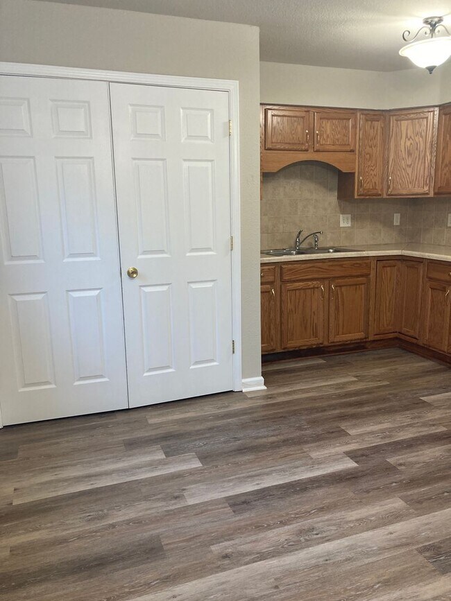 Building Photo - Newly updated 3 Bedroom 1 Bathroom Townhouse