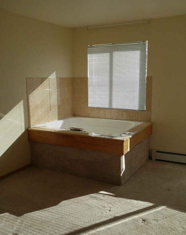 Building Photo - Remodeled Lagoon Townhome - 1 Bedroom + Den/2 Bath w/Clubhouse & Underground Parking