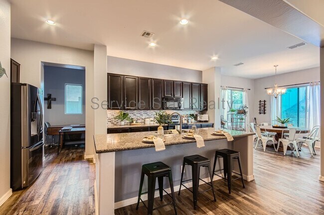 Building Photo - 4566 N Golf Dr