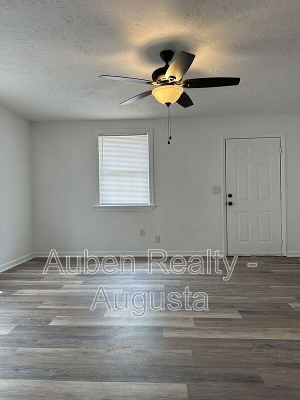 Building Photo - 461 Monetta St S E