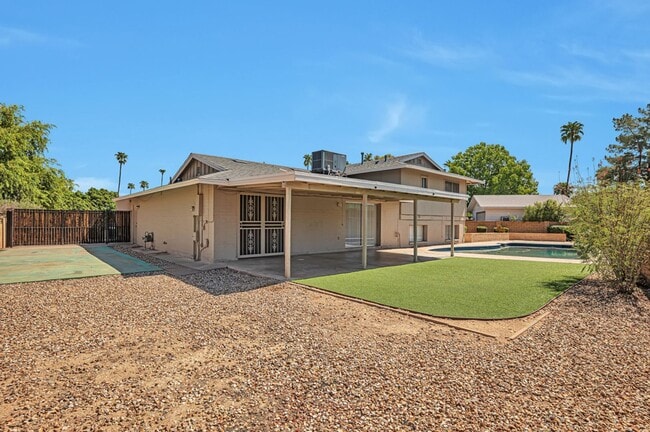 Building Photo - 6 Bedroom 3.5 Bath, Large Pool and Backyard