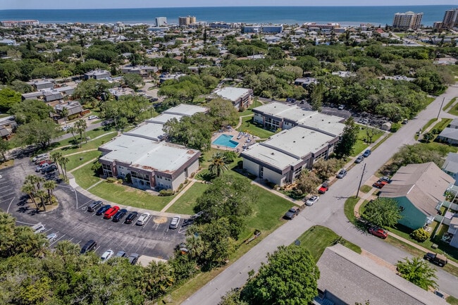 Building Photo - 3800 Saxon Dr