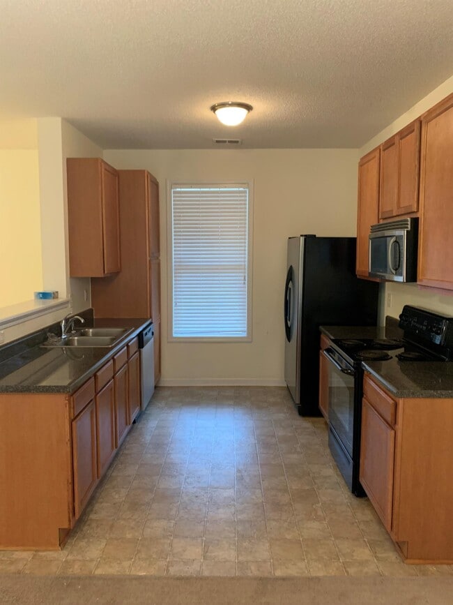 Building Photo - 1800 Lake Carolina Dr