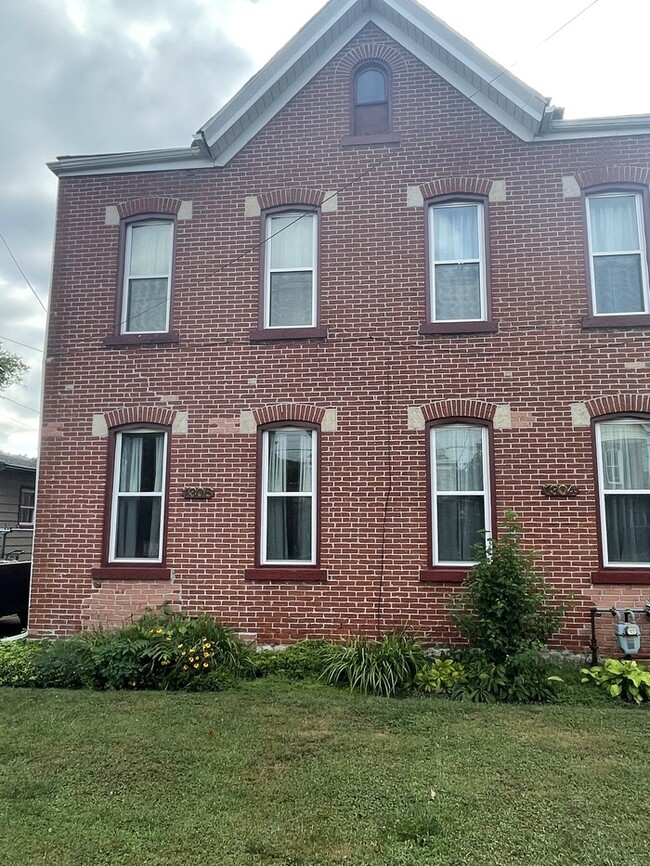 Building Photo - 3 bedroom townhouse in Beaver Falls ~