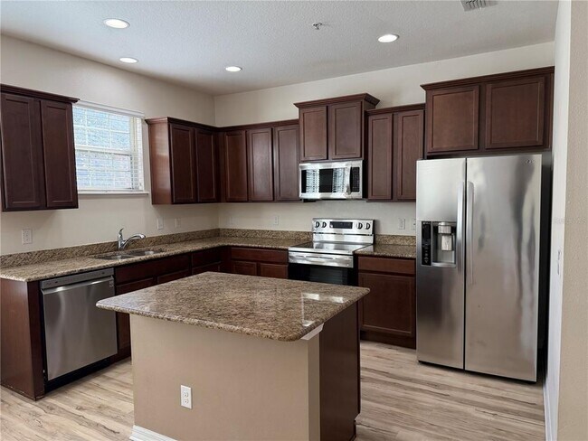 Foto del edificio - 4205 Regal Town Ln