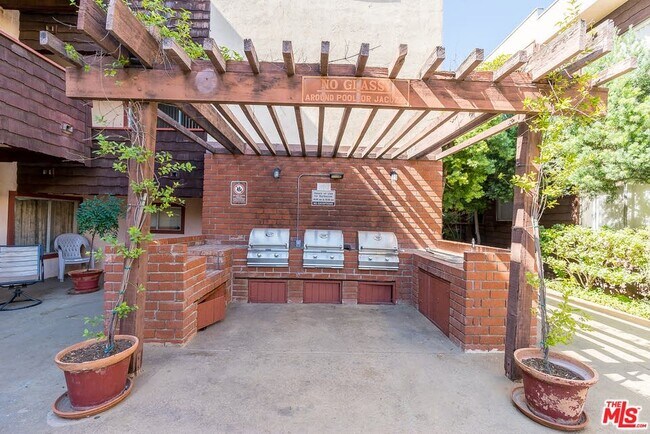 Building Photo - 5414 Newcastle Ave