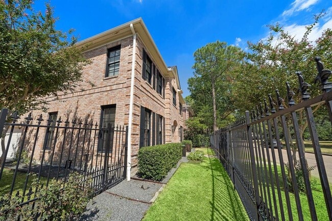 Building Photo - 4944 Tilbury Dr