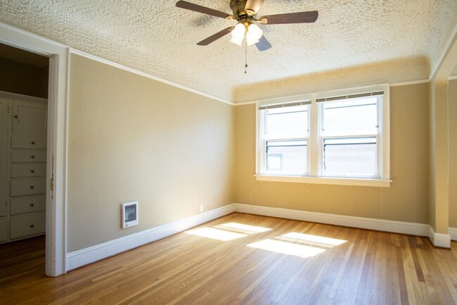 Building Photo - First Floor Vintage Studio with Large Closet!