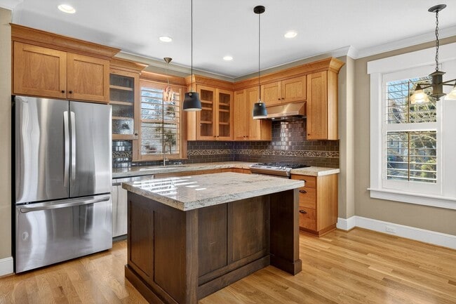 Building Photo - 100 NE Ivy St