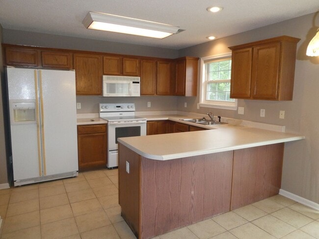 Building Photo - 3 Bedroom 2 Bath Home in Seven Oaks Neighborhood