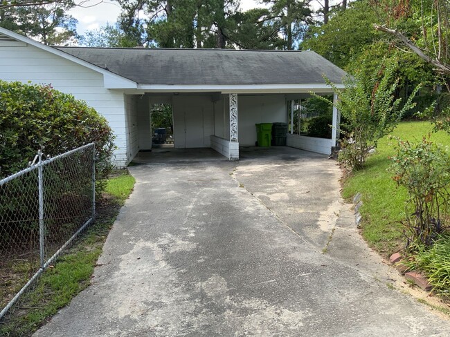 Building Photo - 3 bedroom 2 bath house brick house