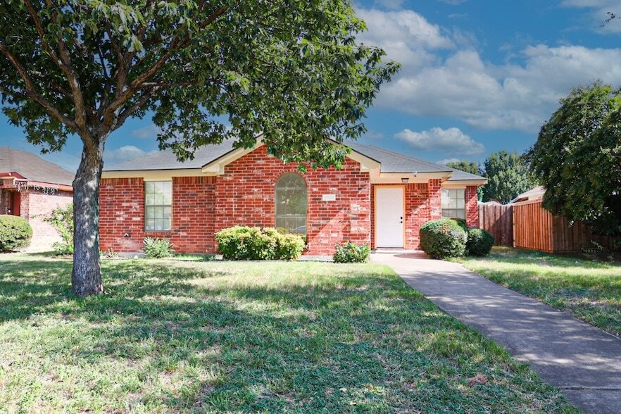 Foto principal - 5223 Jordan Ridge Dr