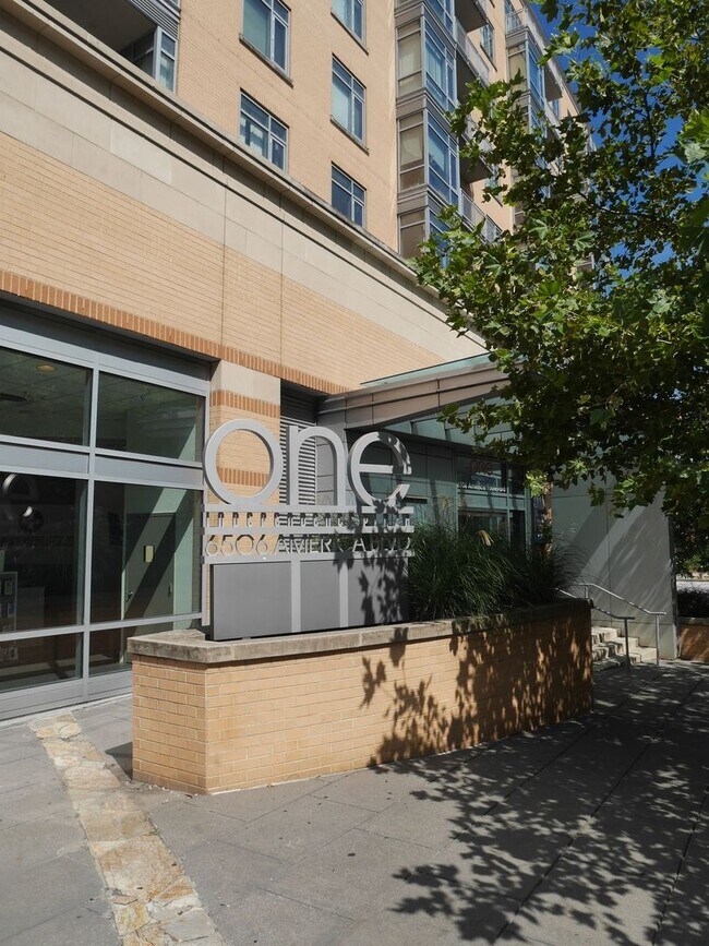 Foto del edificio - Modern 1-Bedroom Condo in One Independence...