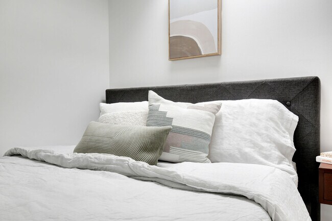 Foto del edificio - Welcome to Lakeview! - Live in Luxury & Style in the heart of Eastlake