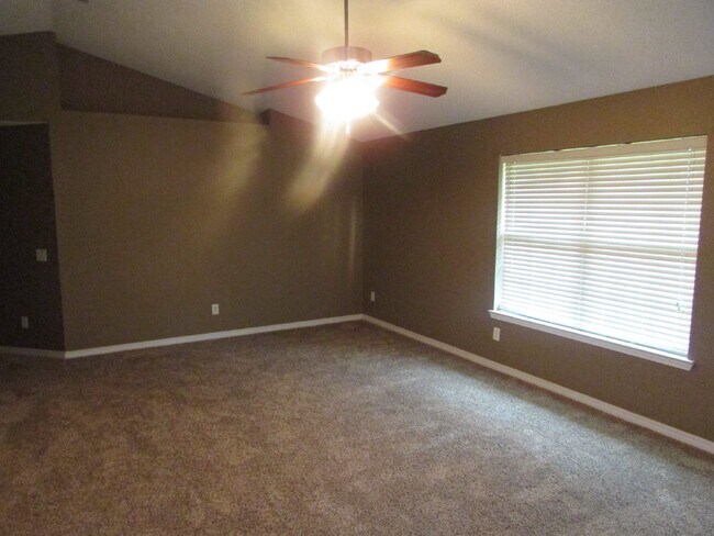 Foto del edificio - 3-Bed, 2-Bath Brick Home in Robin’s Ridge – Vaulted Ceilings, Fireplace, Eat-In Kitchen, Large Pr...