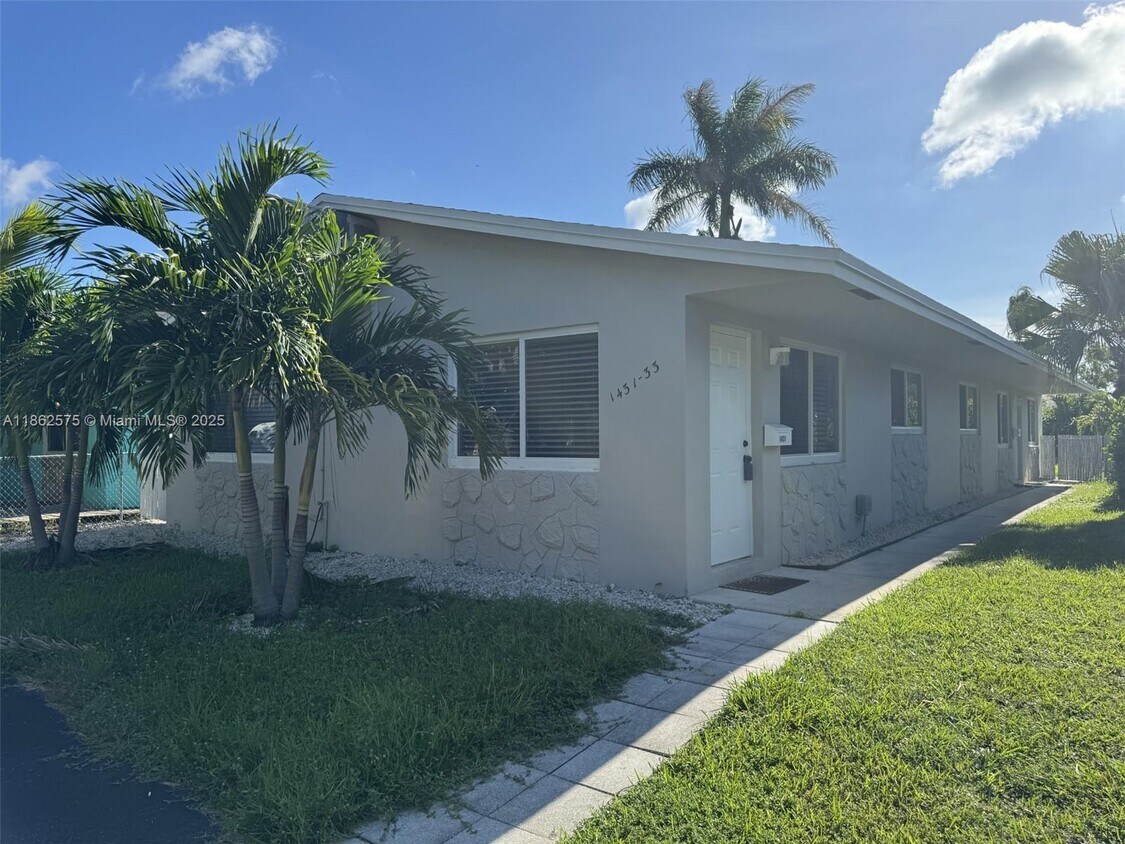 Foto principal - 1431-1433 N 14th Way