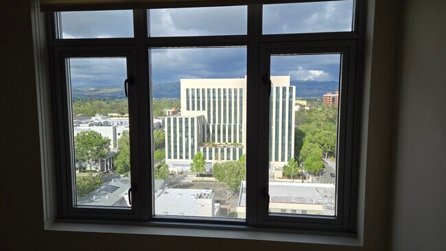 Vista desde la sala de estar de las colinas del este de San José. - 175 W Saint James St