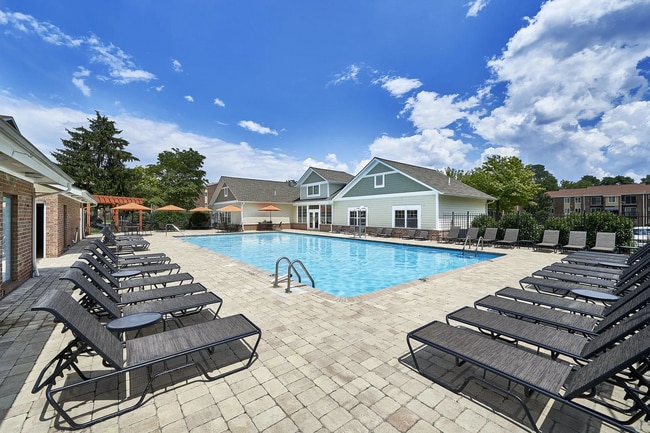 Piscina y solárium - Willowdale Crossing