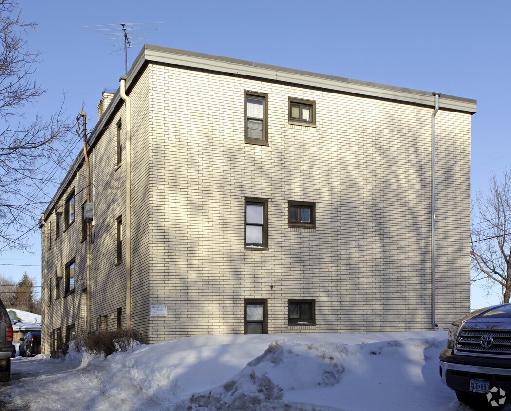 Primary Photo - 126 Logan Ave E