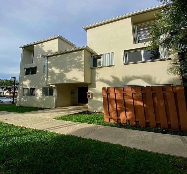 Building Photo - 1914 SW 17th Ave