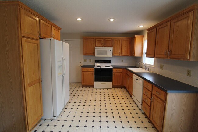Foto del edificio - 2 Bedroom 1 Bath House In Overland Park
