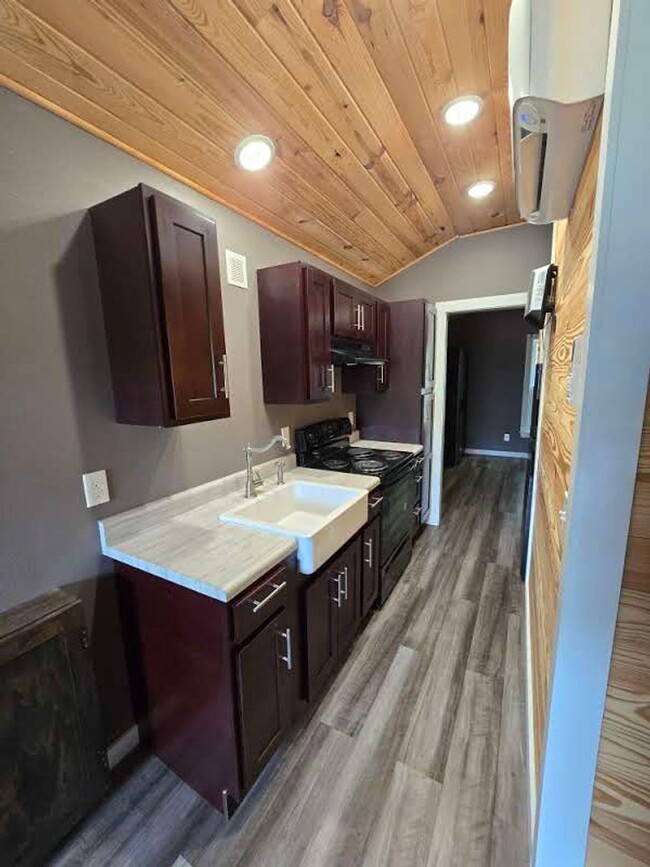 Foto del edificio - Charming 1-Bedroom Cottage West of Batesvi...