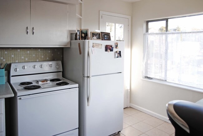Kitchen - 452 Elwood Ave