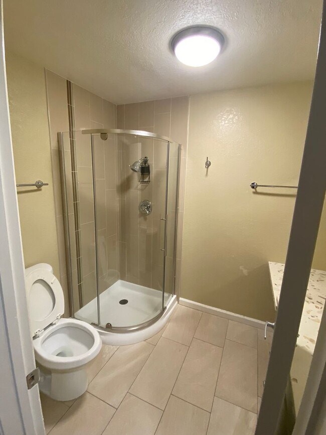 Building Photo - Move in SPECIAL ! Spacious 2 Bedroom 2 Bath!
