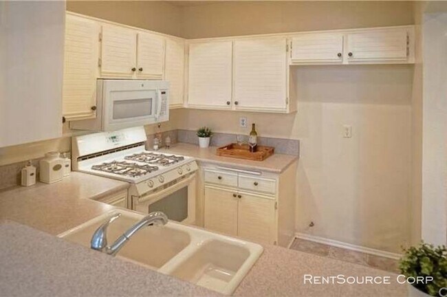 Building Photo - 2 bed, 2 bath Condo in Valencia For Rent!