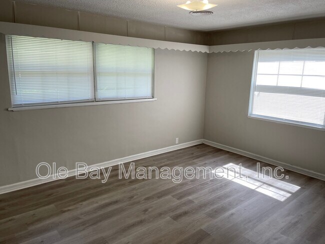 Foto del edificio - 2305 Hillwood Dr E