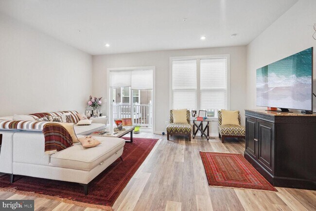Foto del edificio - 8154 Varick Pl