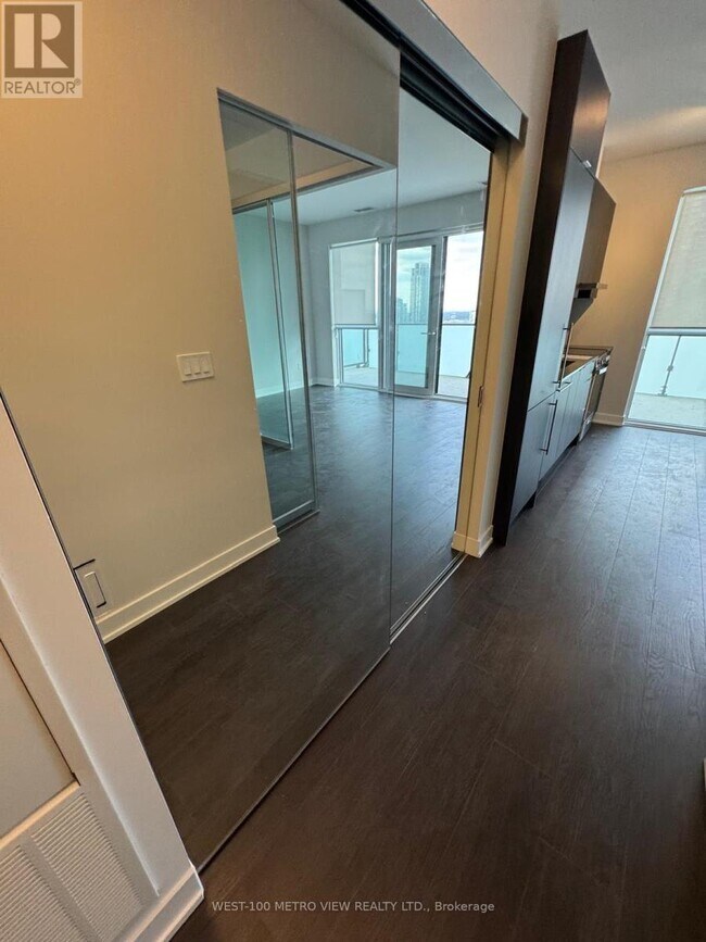 Photo du bâtiment - 430-2430 Square One Dr