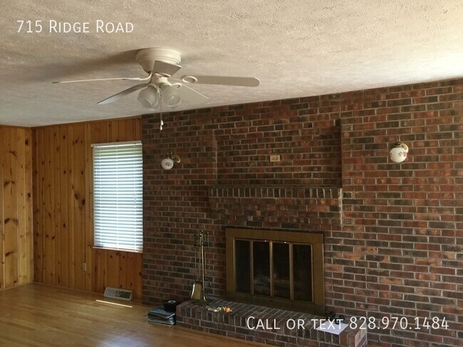 Foto del edificio - 715 Ridge Rd