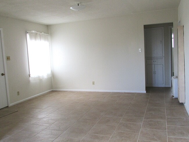 Building Photo - 500 W Vananda Ave