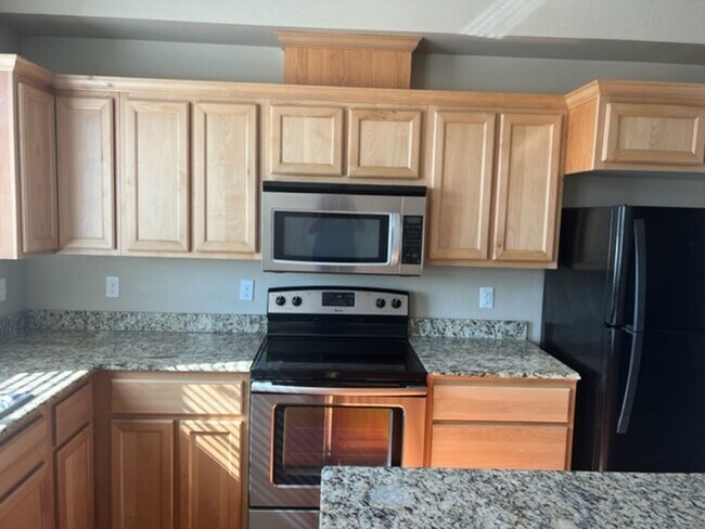 Foto del edificio - 3 LEVEL CONDO W/ UPGRADES, GARAGE/ FENCED ...