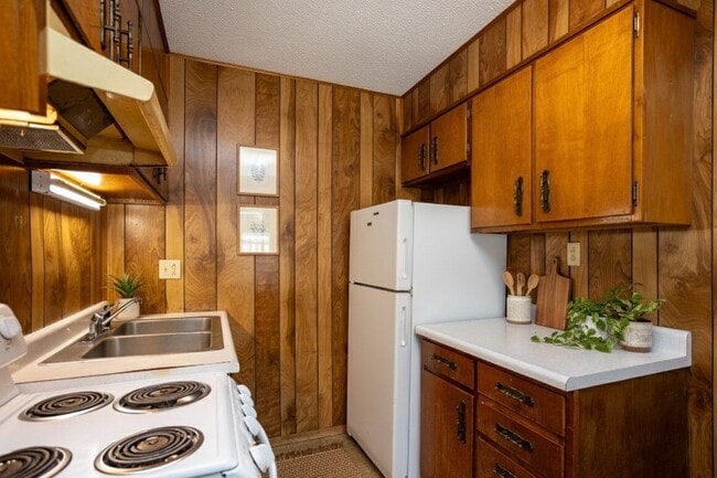 Building Photo - East Court Apartments