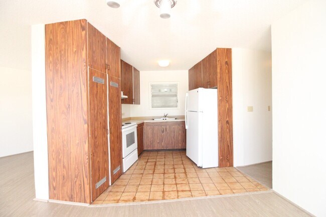 Building Photo - Kaimuki Jade 2 Bedroom, 1.5 Bath, 1 Parking!!