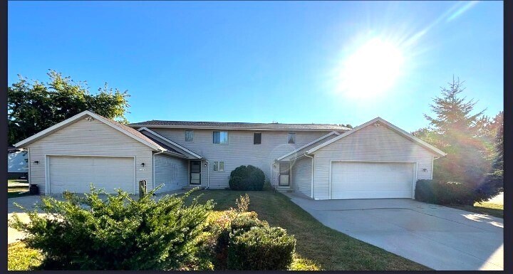 Foto principal - 3222 Lakeview Dr