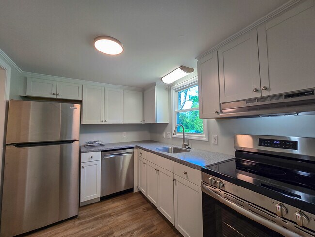 Building Photo - 159 Village Green Dr