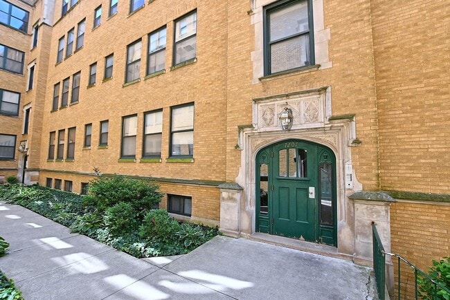 Building Photo - Three Bedroom in South Shore