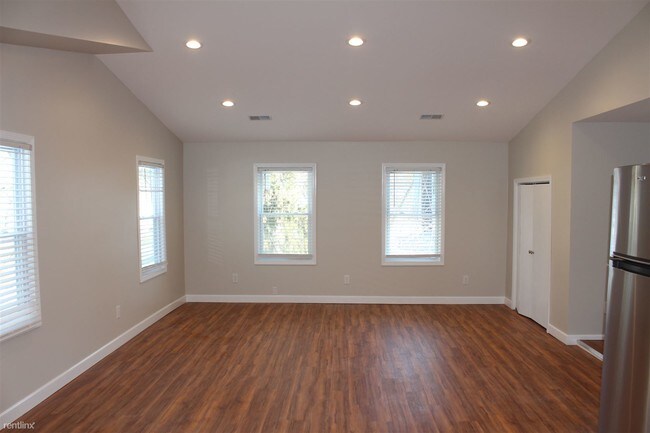 Building Photo - 2 br, 1 bath House - 409 E Grove St Apt 2