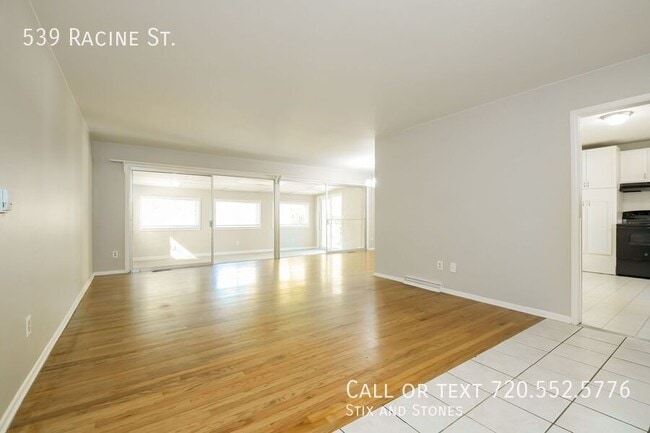 Building Photo - 539 Racine St
